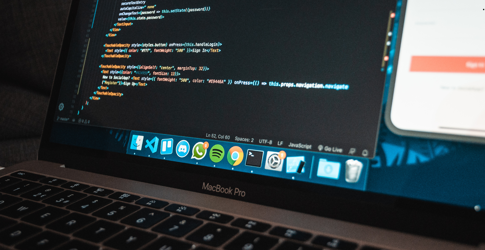 Laptop con código